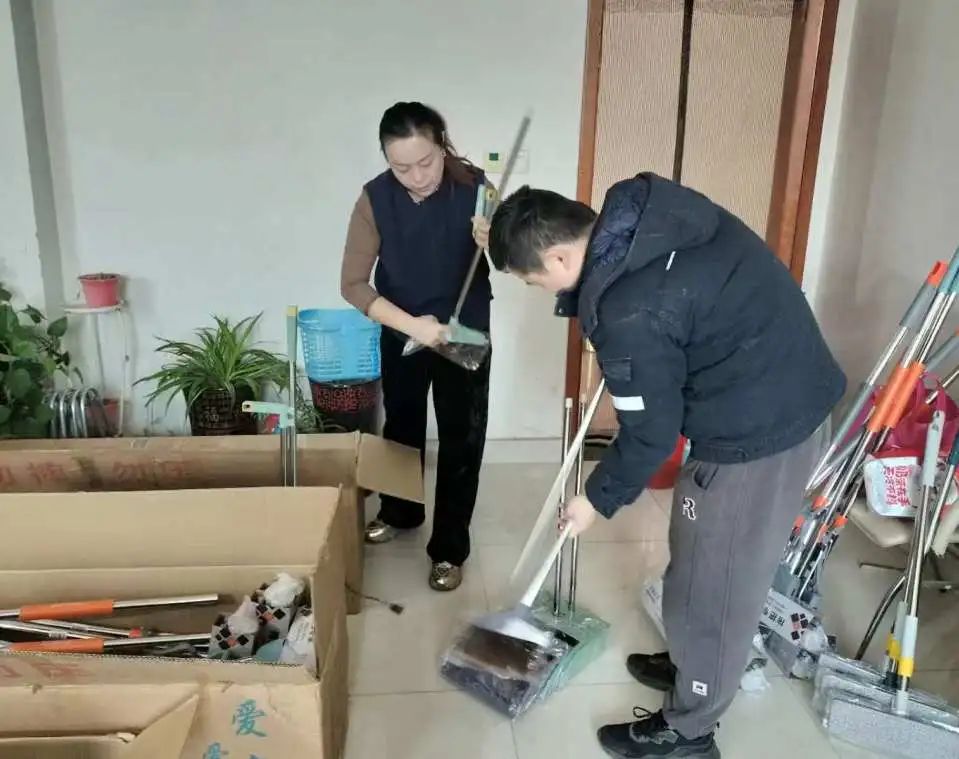 【圖片新聞】后勤服務(wù)中心發(fā)放衛(wèi)生工具助力文明前行